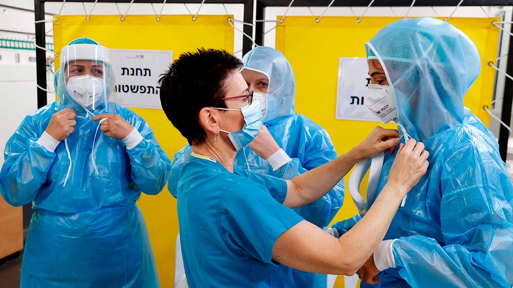 רופאים מתאמנים על החייאה של בובה בית חולים רמב"ם חיפה קורונה