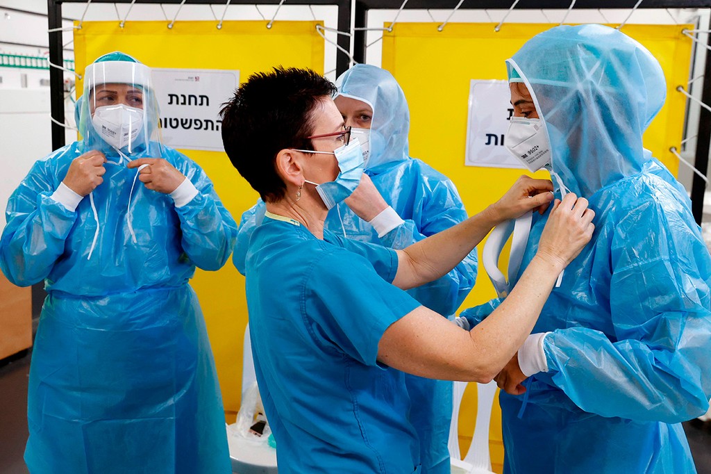 רופאים מתאמנים על החייאה של בובה בית חולים רמב"ם חיפה קורונה