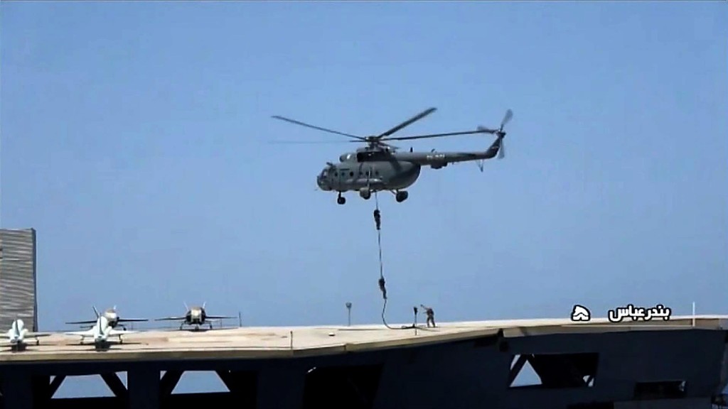 תרגיל איראן של משמרות המהפכה ליד מצר הורמוז המפרץ הפרסי נגד חיקוי של נושאת מטוסים