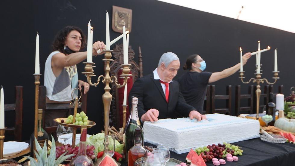 "Тайная вечеря" (Фото: Моти Кимхи) מיצג אמנותי-מחאתי נגד הממשלה בכיכר רבין בתל אביב