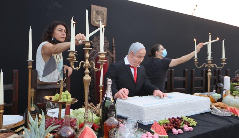 מיצג אמנותי-מחאתי נגד הממשלה בכיכר רבין בתל אביב