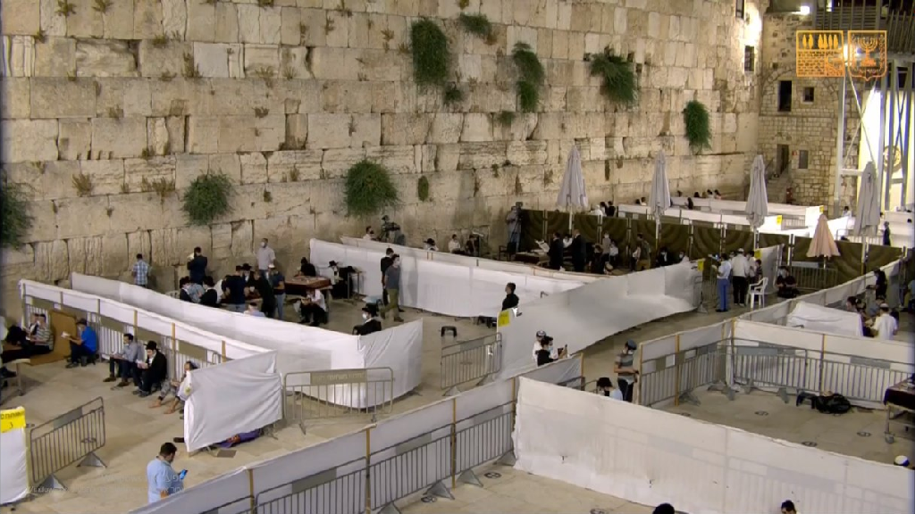 Praying in capsules in the Western Wall during Tisha B'Av amid the pandemic 