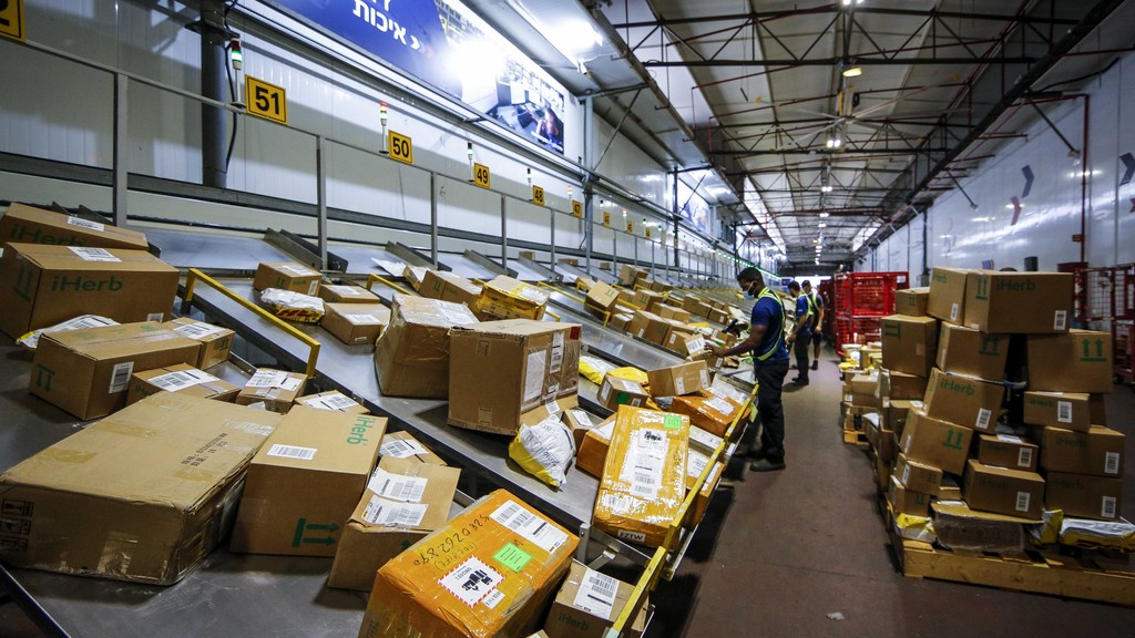 Сортировочный центр группы Maman в аэропорту Бен-Гурион (Фото: Гай Йехиэли) מרכז המיון החדש של ממן בנתב"ג