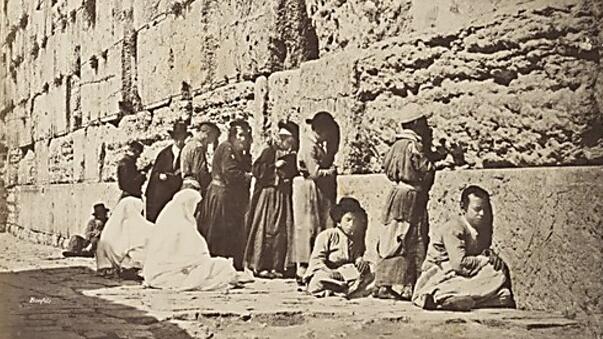 גברים ונשים מתפללים בכותל, אמצע המאה ה-19 