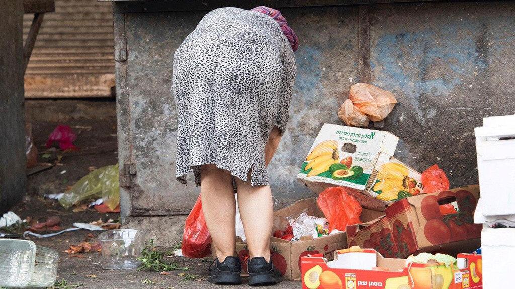 אנשים מחפשים אוכל בפחים בצל משבר הקורונה