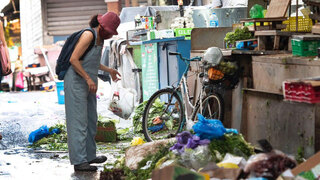 אנשים מחפשים אוכל בפחים בצל משבר הקורונה