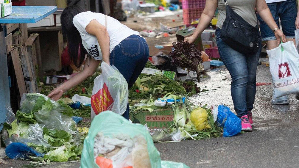 אנשים מחפשים אוכל בפחים בצל משבר הקורונה