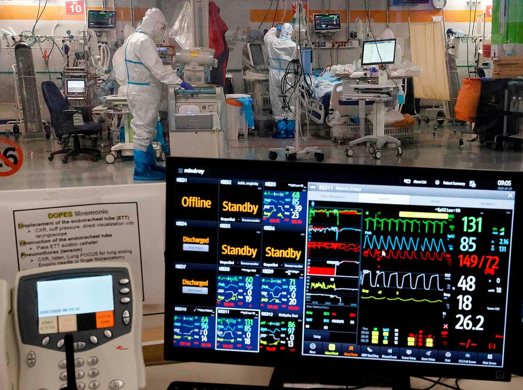 A coronavirus ward at Sheba Medical Center, Israel's largest hospital (Photo: AFP) מחלקת קורונה בית חולים שיבא תל השומר
