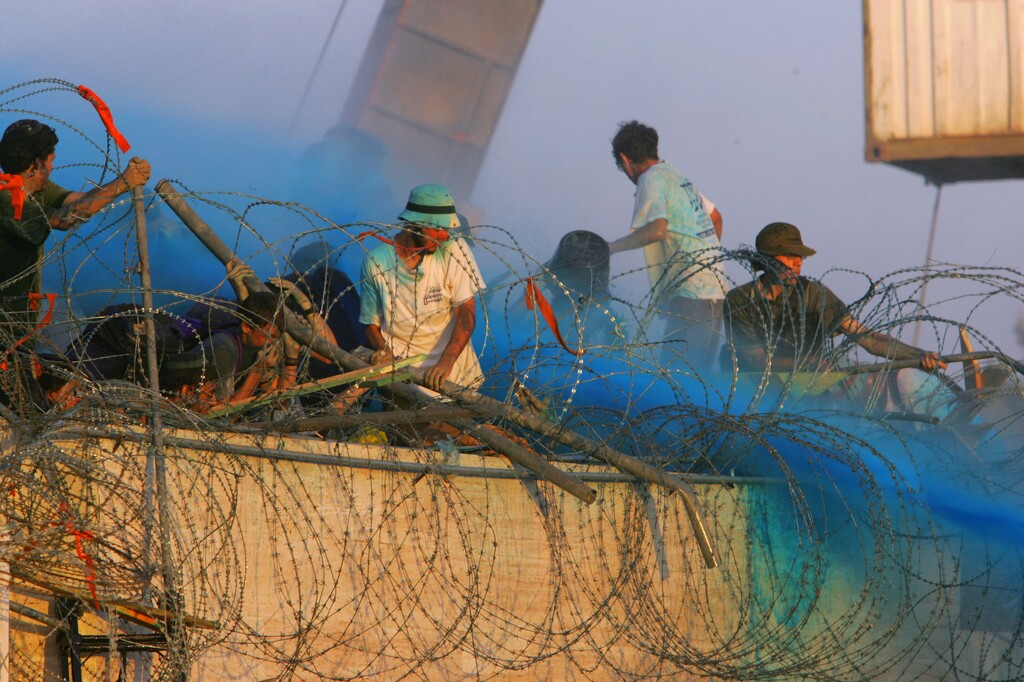 שוטרים לפני בית הכנסת בכפר דרום