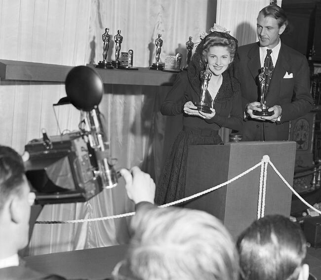 ג'ואן פונטיין וגארי קופר בטקס האוסקר 1942
