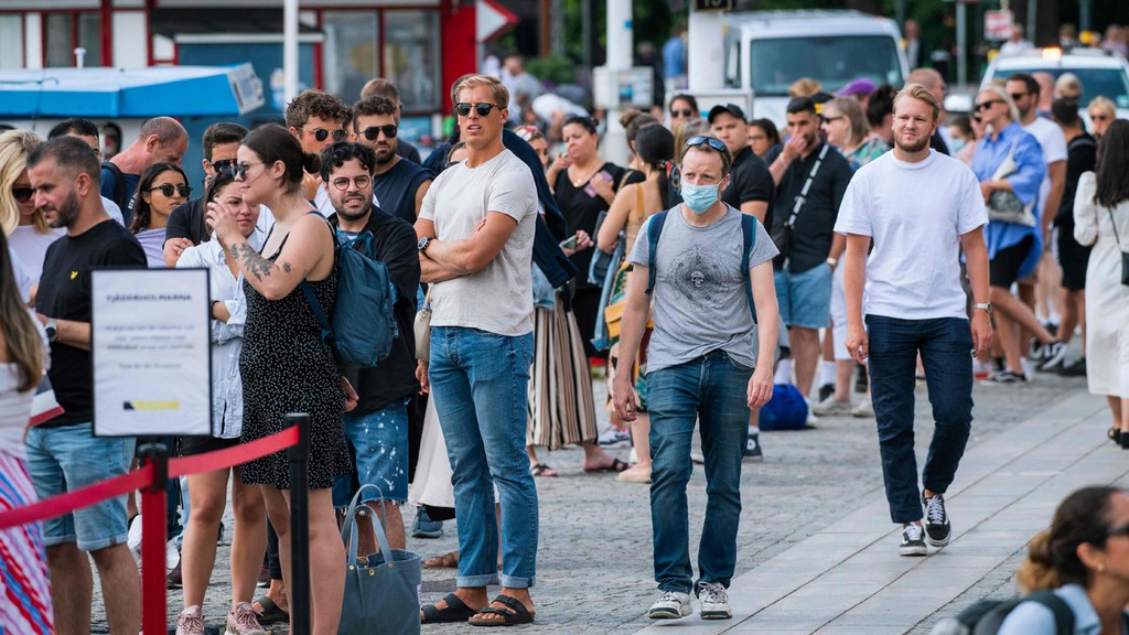  Стокгольм: маски носят только 5-10% людей. Чаще туристы 