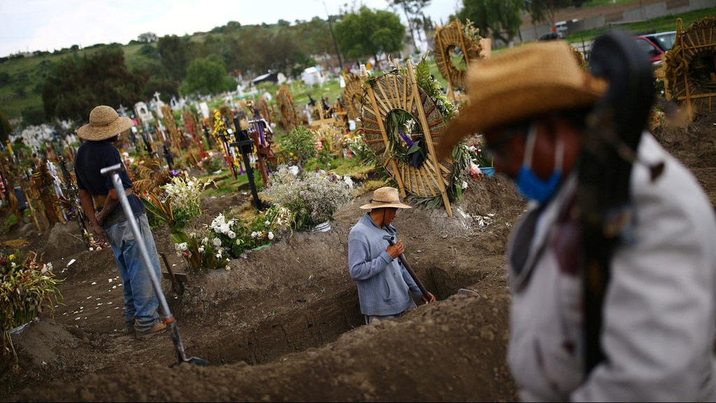 מקסיקו חופרים קברים לקורבנות ה קורונה בפרברי מקסיקו סיטי