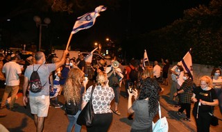 הפגנה מול ביתה של אסתר חיות בתל אביב