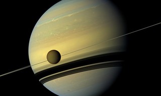 טיטאן על רקע כוכב הלכת שבתאי