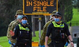 מלבורן אוסטרליה שוטרים ו חיילים אוכפים את הגבלות ה קורונה