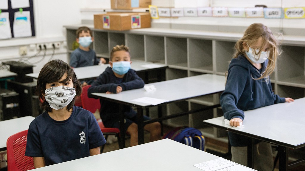 תמונתם של ילדים בכיתה עם מסכות