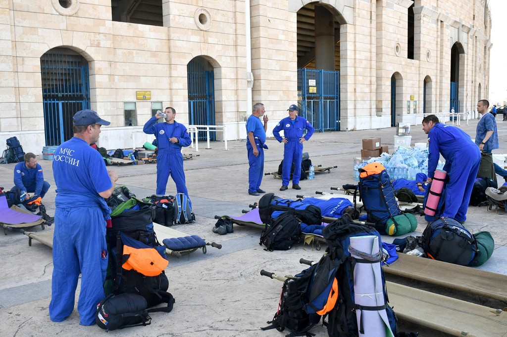 לבנון ביירות אנשי סיוע מ רוסיה מקימים בית חולים שדה