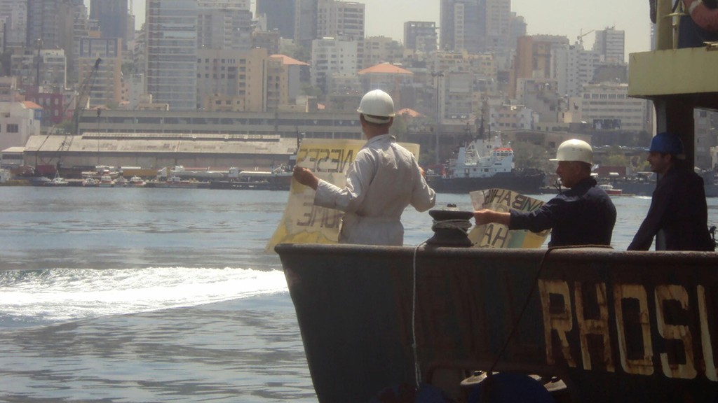 בוריס פרוקושב עם אנשי ה ספינה שהעבירה את האמוניום החנקתי פיצוץ ביירות לבנון