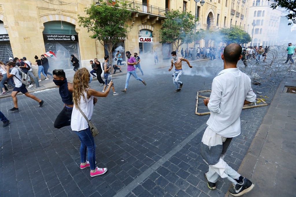 Protestors and police clashing in Beirut (Photo: Reuters) התפרעויות בביירות