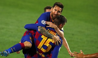 לאו מסי חוגג עם כובש השער לנגלה