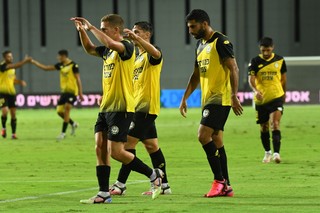 שחקני מכבי נתניה חוגגים