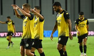 שחקני מכבי נתניה חוגגים