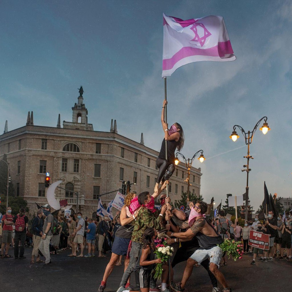 "Чернильный флаг" на Бальфур (Фото: Шарон Авраами) מייצג דגל הדיו הוורוד