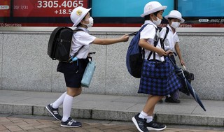 ילדים ביפן חוזרים ללימודים