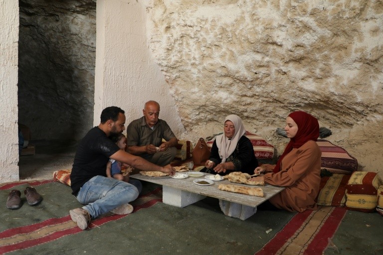 Amarneh and his family eating 