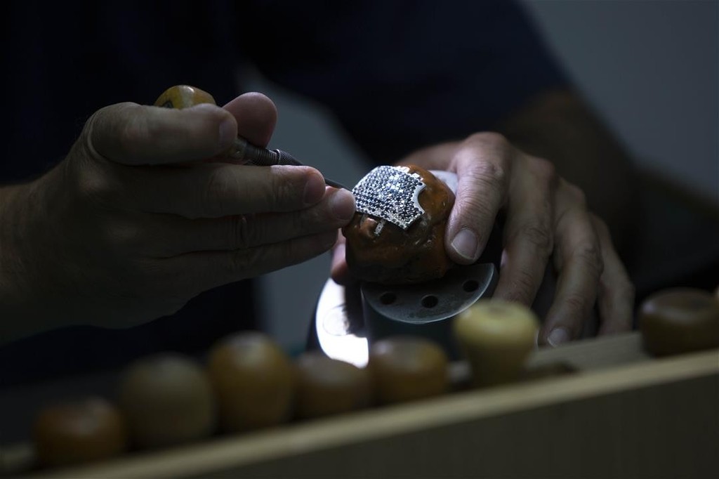 Israeli Jeweler makes most expensive mask for Chinese client 