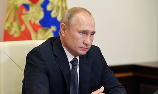 נשיא רוסיה לדימיר פוטין מכריז על ה חיסון ל קורונה