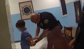 שוטרים מנסים לאזוק בן 8 שהרביץ למורה