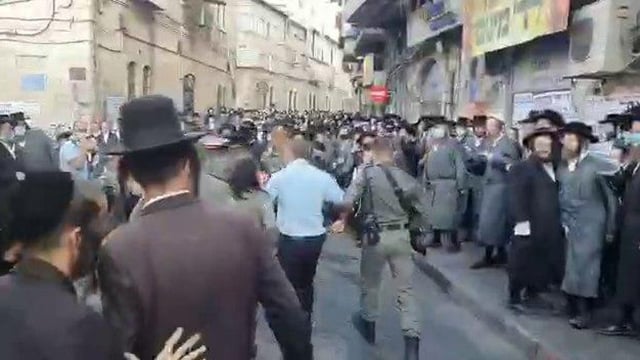 המשטרה מנסה למנוע לוויה במאה שערים