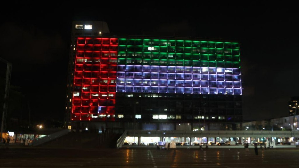 בניין עיריית תל אביב מואר בדגל איחוד האמירויות