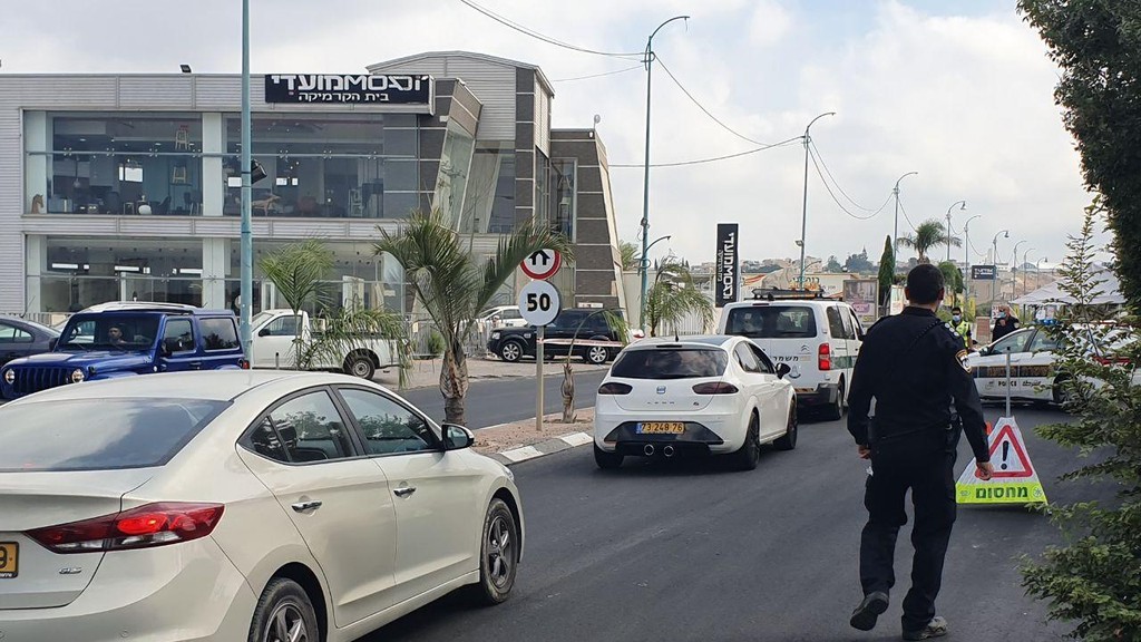מחסום משטרתי בכניסה לירכא