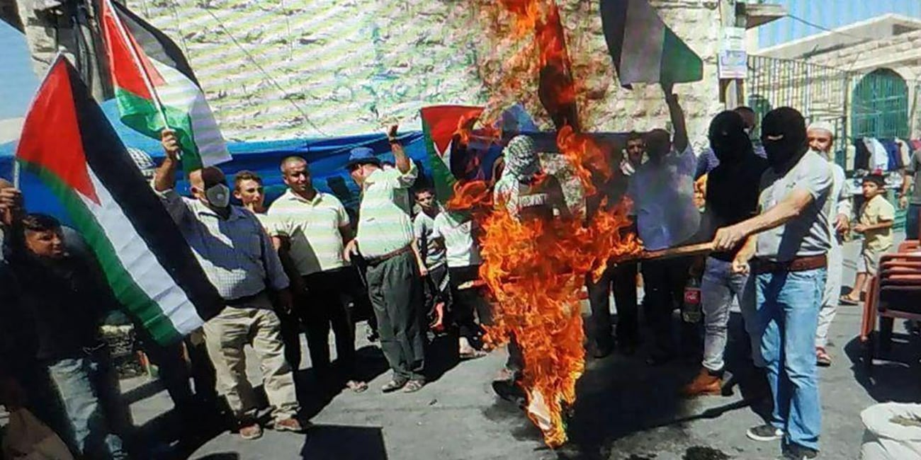 פלסטינים שורפים את גדל האמירויות בהפגנה ביטא