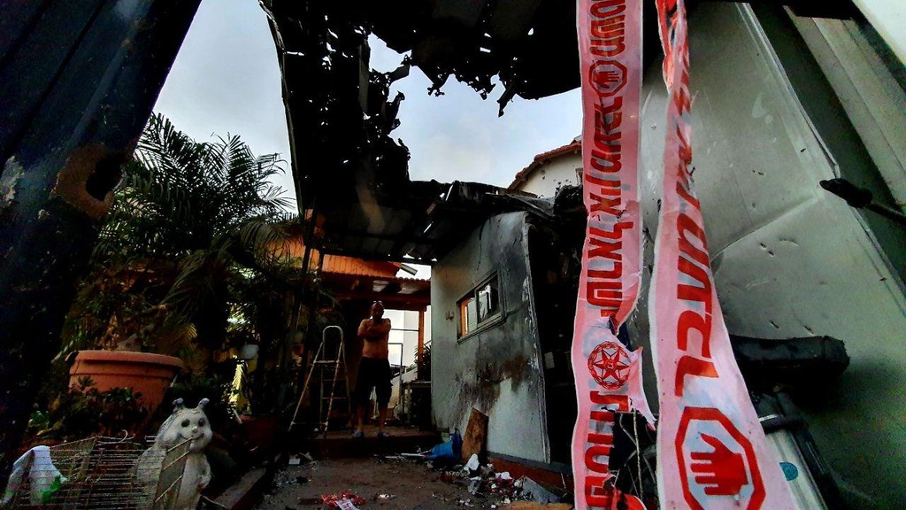 A residential home in Sderot after it was hit by shrapnel from a rocket launched from the Gaza Strip (Photo: Roee Idan) זירת נפילת הרסיס בשדרות