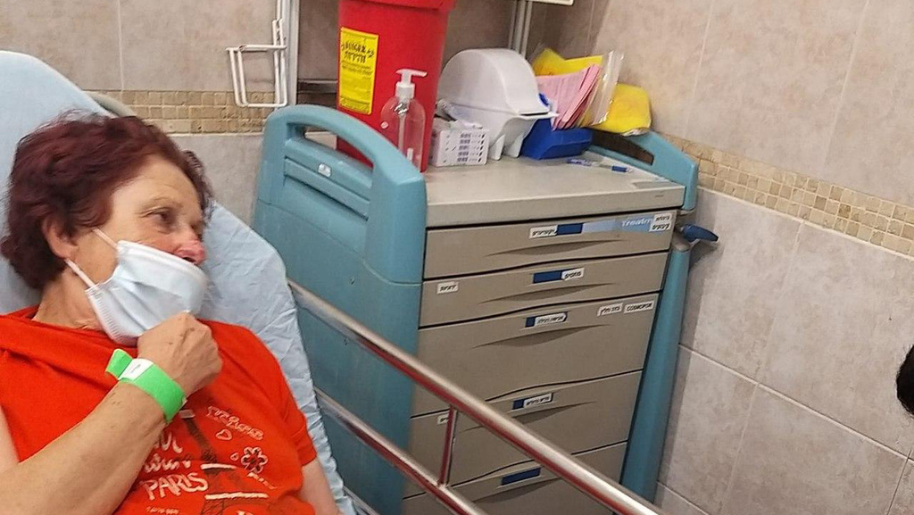 שושנה הרשקו בבית החולים מאיר לאחר התקיפה