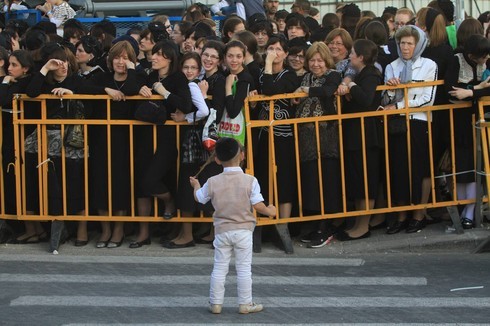 Crowds outside Hassidic wedding for grandson of Belz Rabbi 