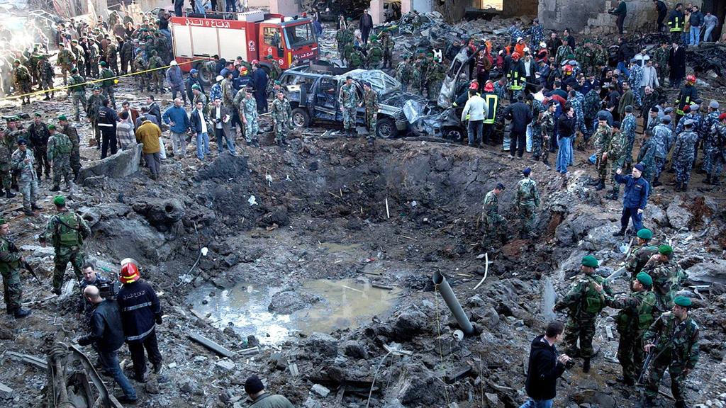 A crater caused by the explosion that killed Lebanese Prime Minister Hariri in 2005 (Photo: AP) חיסול רצח ראש ממשלת לבנון לשעבר רפיק אל חרירי ב ביירות ב פברואר 2005