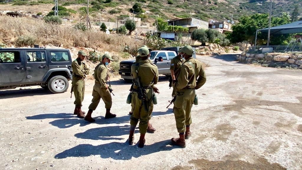 החיילים ליד בית העלמין של חיפה