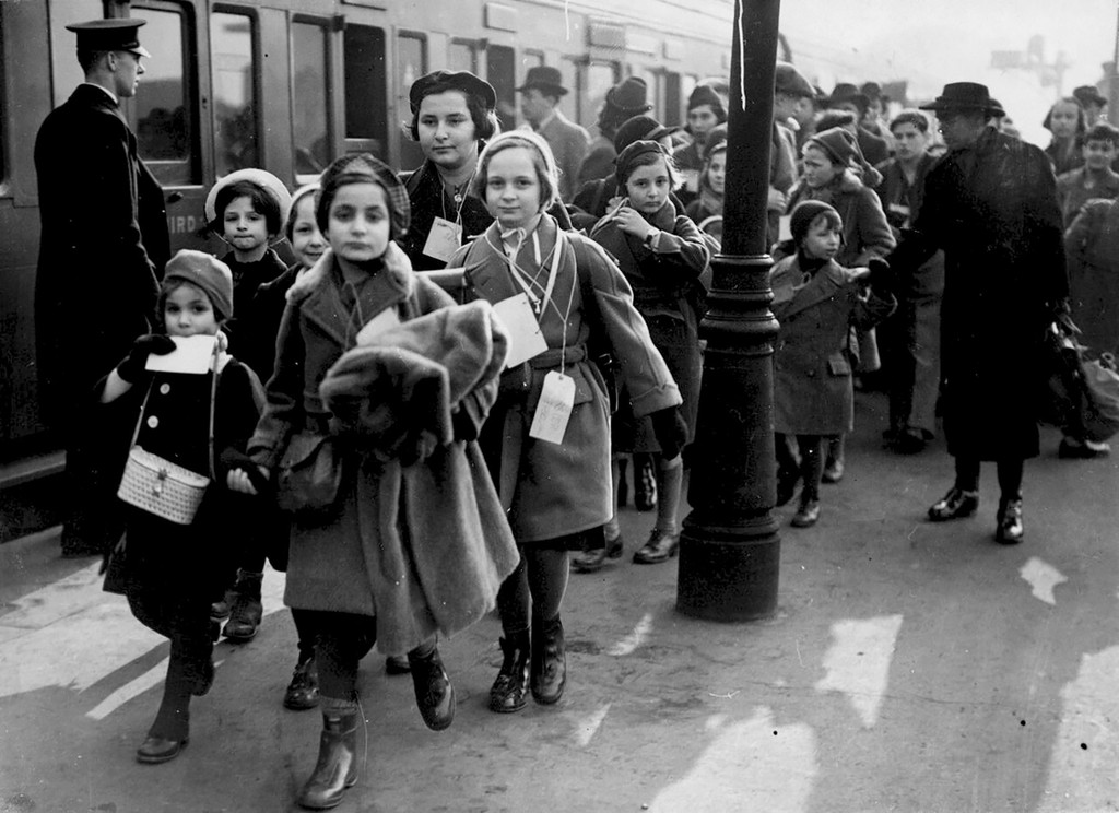 Jewish children arrive in London from Nazi Germany in 1939 