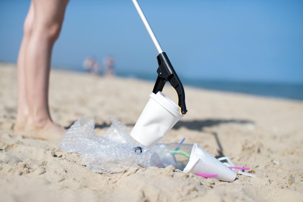 פסולת קלקר בחוף הים