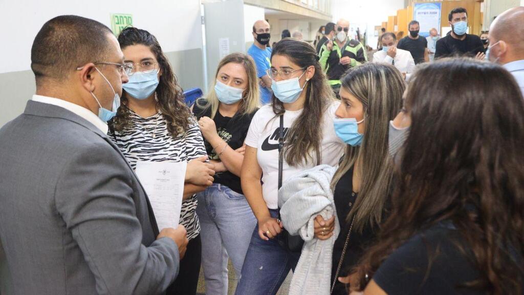 הורי הפעוטות ב  הארכת מעצר לסייעות החשודות מחולון