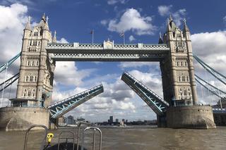 בריטניה  גשר מצודת לונדון נתקע