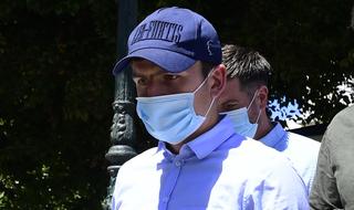 מגווייר יוצא מבית המשפט ביוון