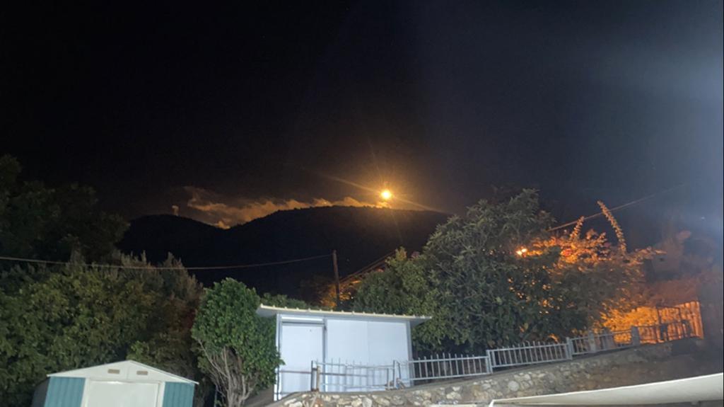 Israel fires flares into south Lebanon after fire is opened at IDF troops (Photo: Adir Vanano) תיעוד פצצות תאורה בגבול לבנון