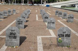 מיצג "בית הקברות לעסקים" של בעלי עסקים כמחאה על המשבר הכלכלי בכיכר רבין