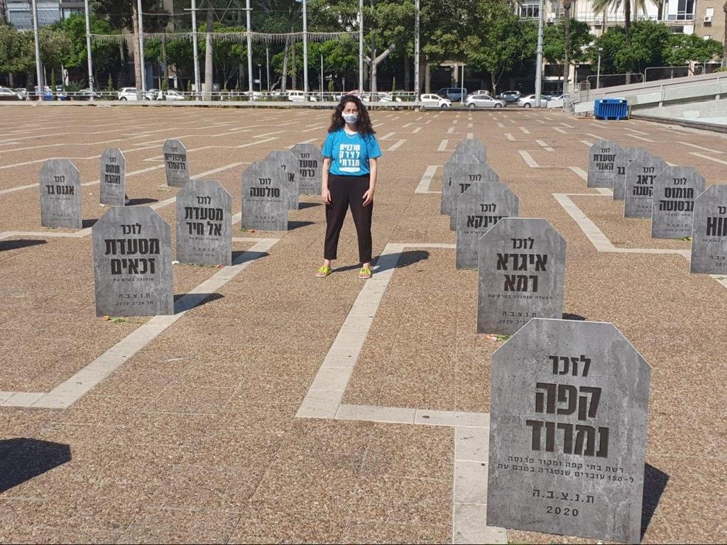 מיצג "בית הקברות לעסקים" של בעלי עסקים כמחאה על המשבר הכלכלי בכיכר רבין