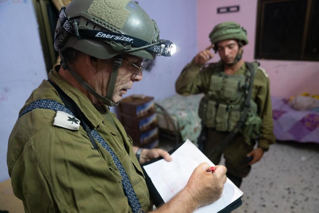לוחמי צה"ל פושטים על בית המחבל מהפיגוע בפ"ת